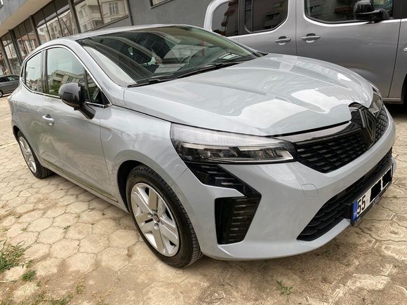 MEMURDAN 2023 RENAULT CLİO EVOLUTİON 1.0 TCE OTOMATİK BOYASIZ-DEĞİŞENSİZ VE TRAMERSİZ
