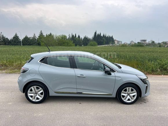 MEMURDAN 2023 RENAULT CLİO EVOLUTİON 1.0 TCE OTOMATİK BOYASIZ-DEĞİŞENSİZ VE TRAMERSİZ