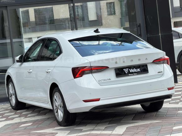 Auto Velux 2023 Boyasız Skoda Octavia 1.5 e-Tec Dsg Premium