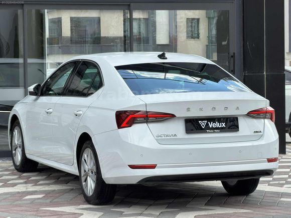 Auto Velux 2023 Boyasız Skoda Octavia 1.5 e-Tec Dsg Premium