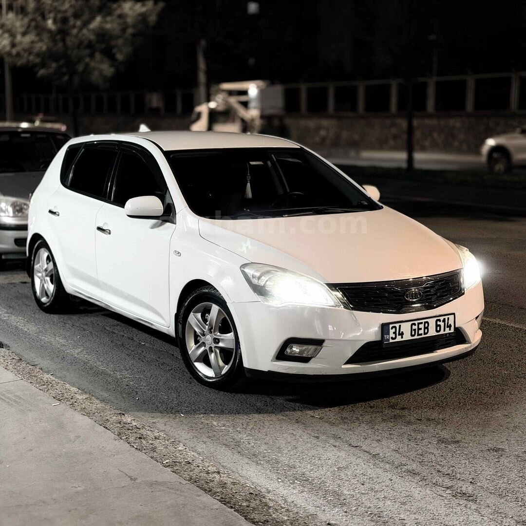 Sahibinden Kia Ceed 1.6 CRDi Motion 2011 Model İstanbul 213.000 km Beyaz 2