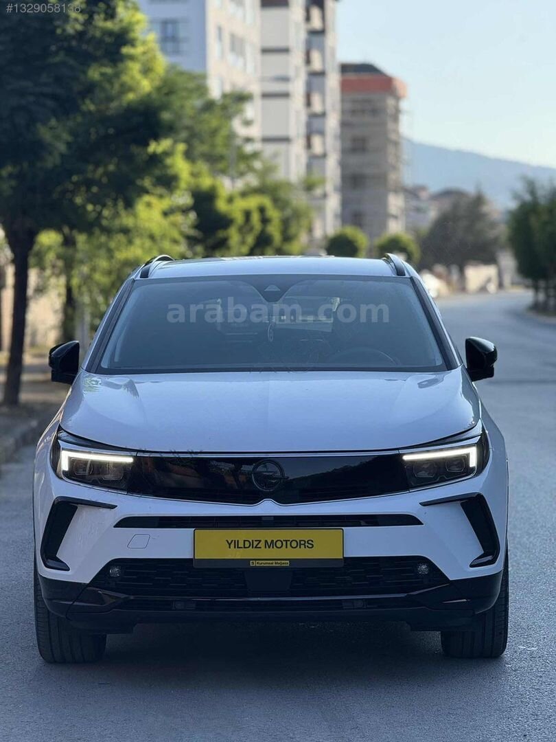Galeriden Opel Grandland 1.2 T GS 2024 Model İstanbul 25.000 km Beyaz 3
