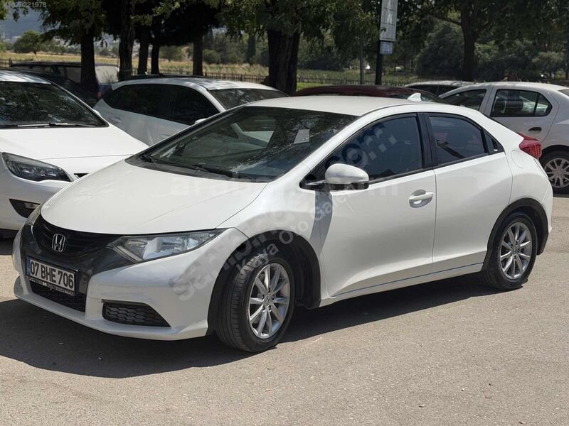 Galeriden Honda Civic 1.6i DTEC Sport 2013 Model Muğla 217.000 km Beyaz