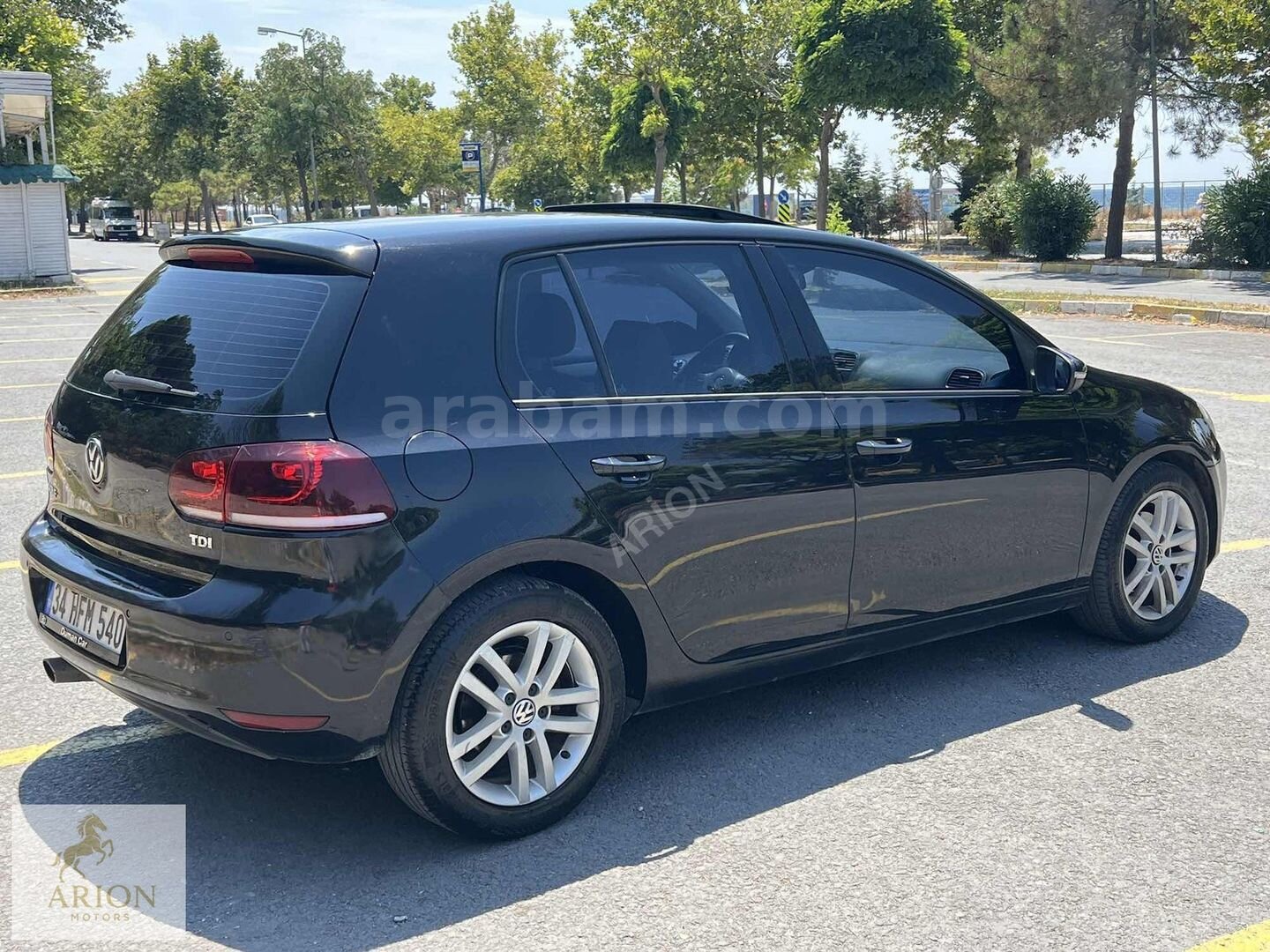 Galeriden Volkswagen Golf 1.6 TDi Highline 2010 Model İstanbul 270.000 km Siyah 4