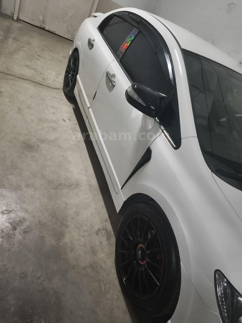 Sahibinden Honda Civic 1.6i VTEC Premium 2012 Model İstanbul 250.000 km Beyaz 4