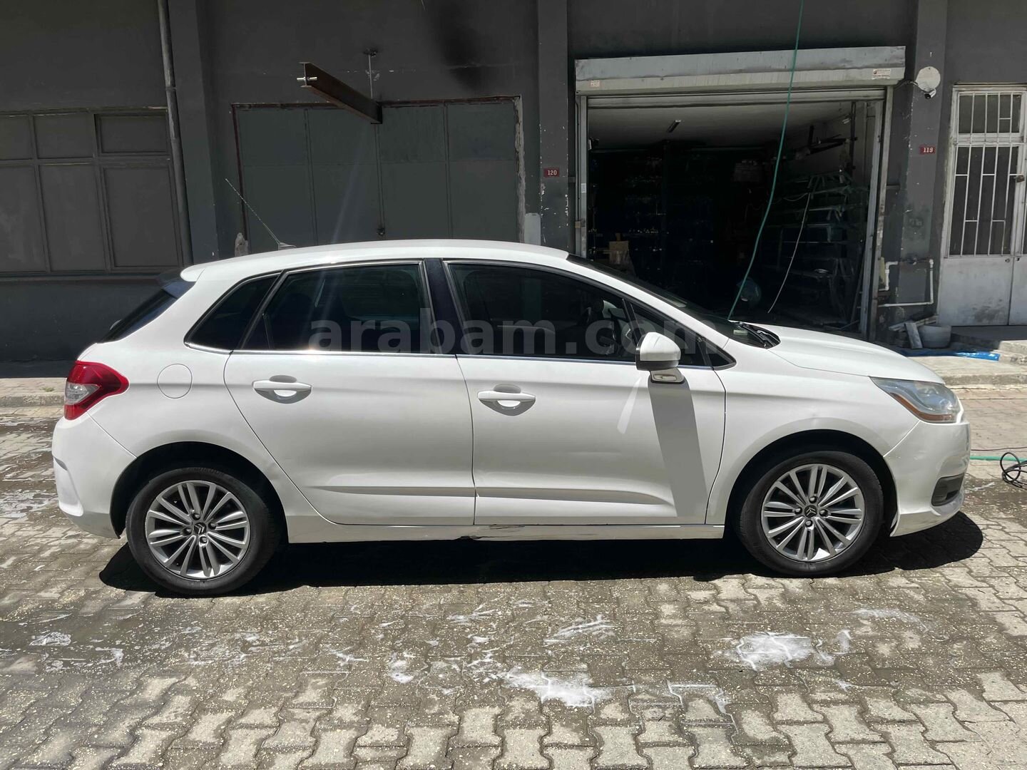Sahibinden Citroen C4 1.6 e-HDi Confort Plus 2012 Model İstanbul 215.000 km Beyaz 1