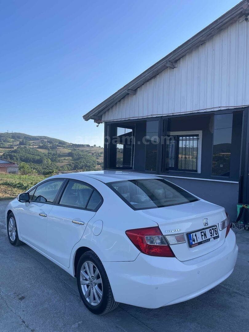 Sahibinden Honda Civic 1.6i VTEC Eco Elegance 2012 Model Kocaeli 70.000 km Beyaz 4