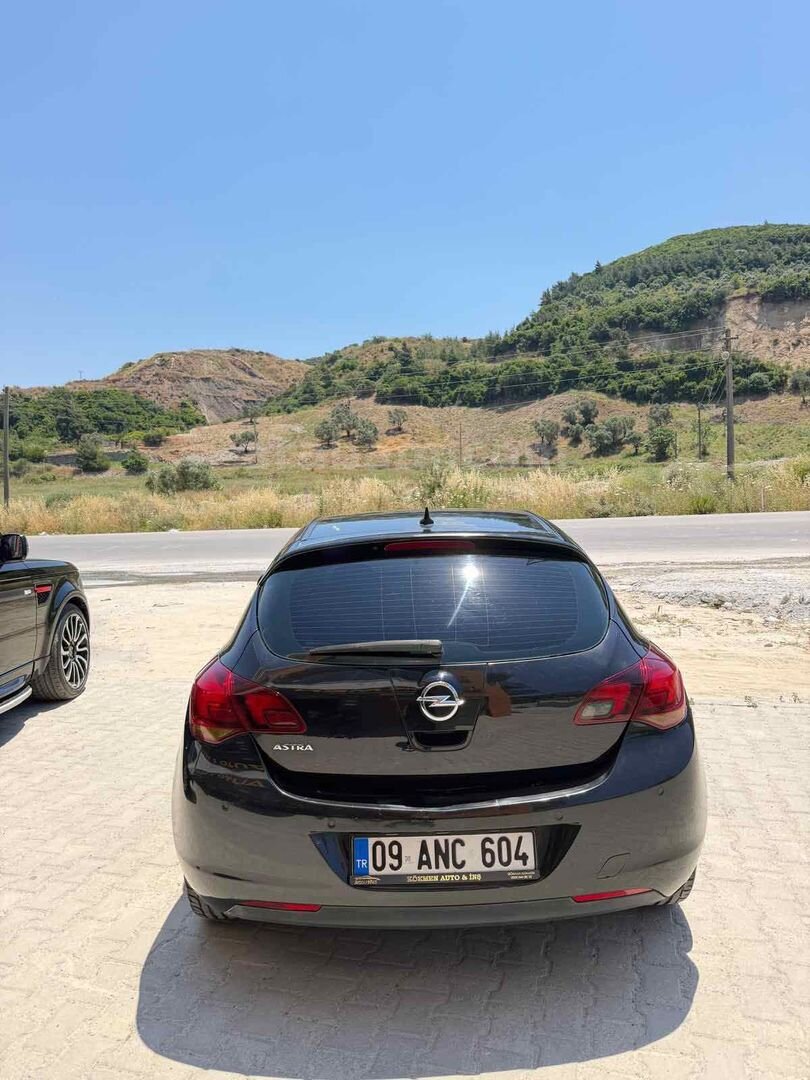 Galeriden Opel Astra 1.6 Cosmo 2010 Model Aydın 235.000 km Siyah 3