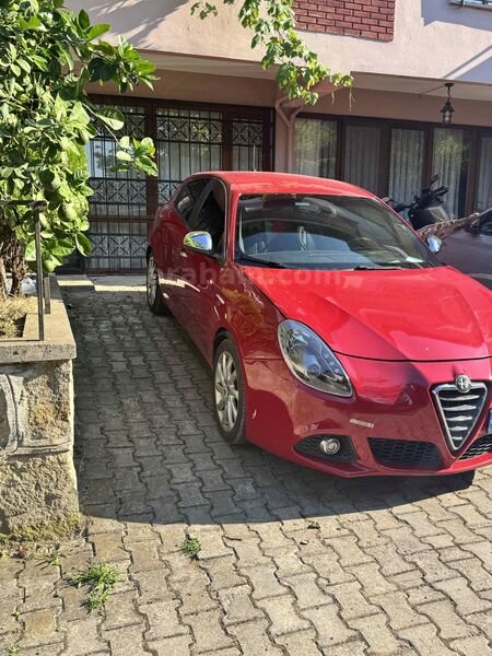 Galeriden Alfa Romeo Giulietta 1.4 TB MultiAir Distinctive 2014 Model Batman 127.000 km Kırmızı