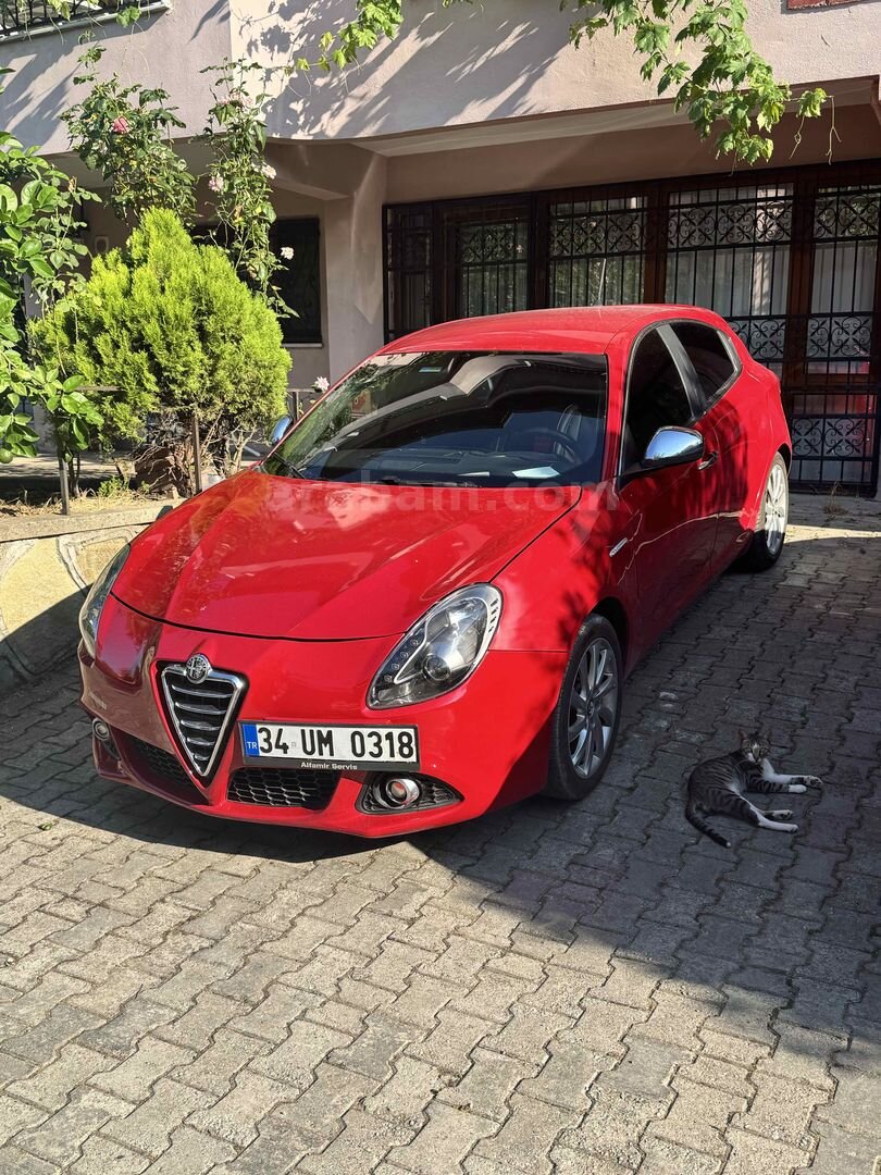 Galeriden Alfa Romeo Giulietta 1.4 TB MultiAir Distinctive 2014 Model Batman 127.000 km Kırmızı 2