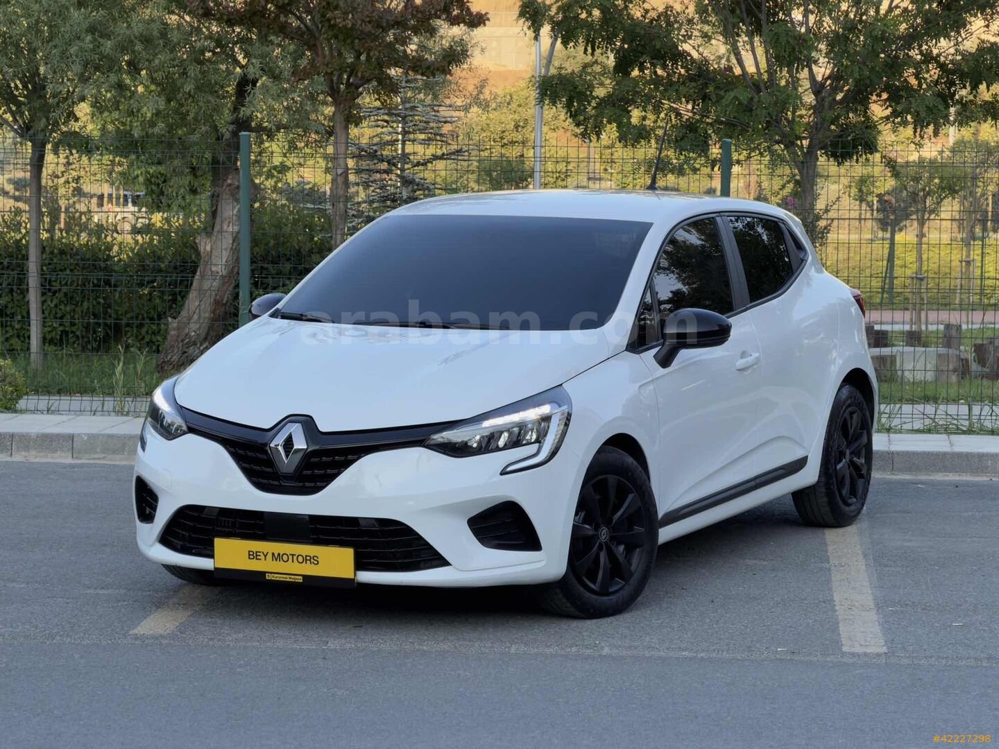 Galeriden Renault Clio 1.0 TCe Joy 2023 Model İstanbul 100.000 km Beyaz 4