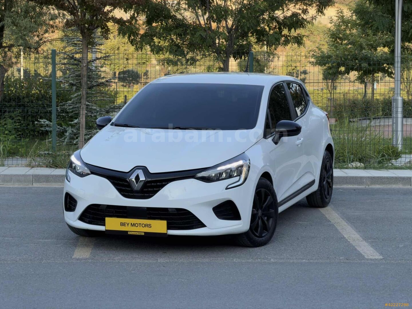Galeriden Renault Clio 1.0 TCe Joy 2023 Model İstanbul 100.000 km Beyaz 1