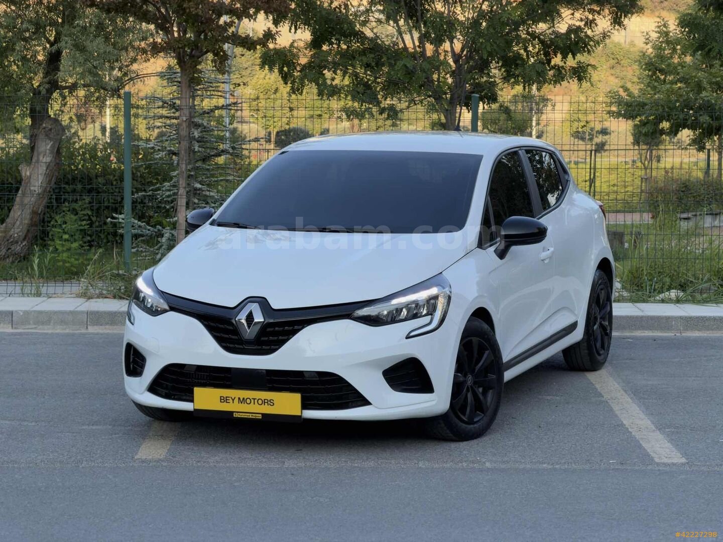 Galeriden Renault Clio 1.0 TCe Joy 2023 Model İstanbul 100.000 km Beyaz 3