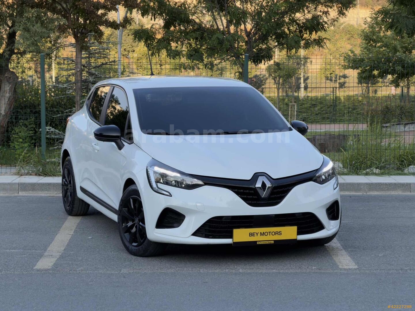 Galeriden Renault Clio 1.0 TCe Joy 2023 Model İstanbul 100.000 km Beyaz 6