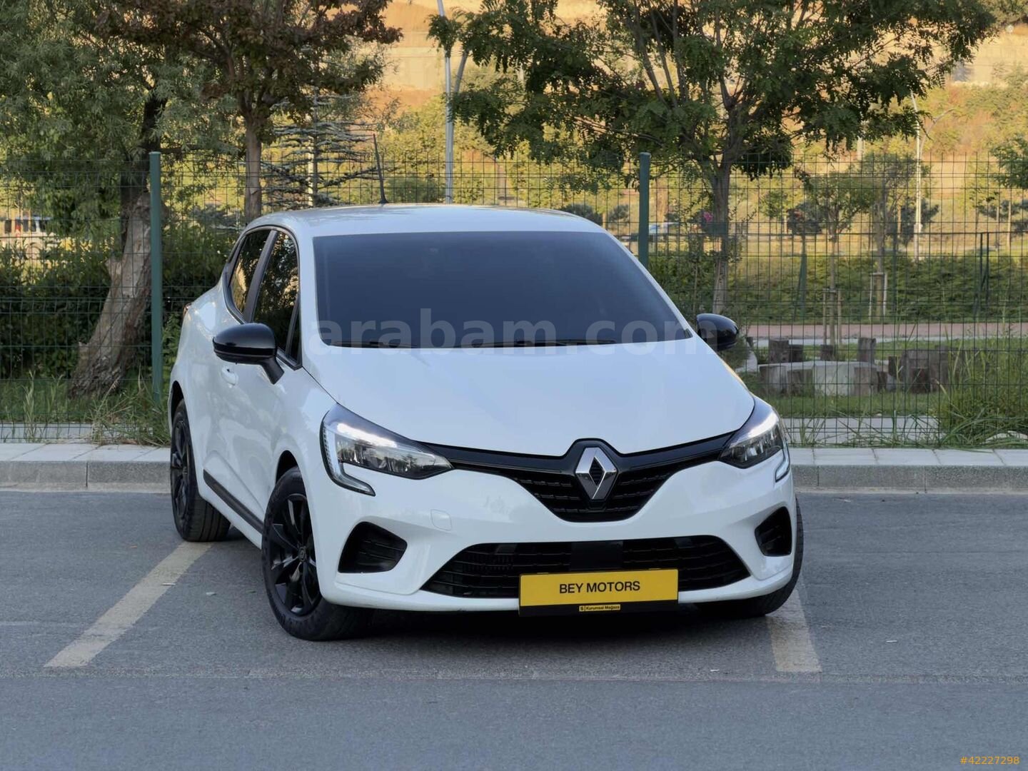 Galeriden Renault Clio 1.0 TCe Joy 2023 Model İstanbul 100.000 km Beyaz 7