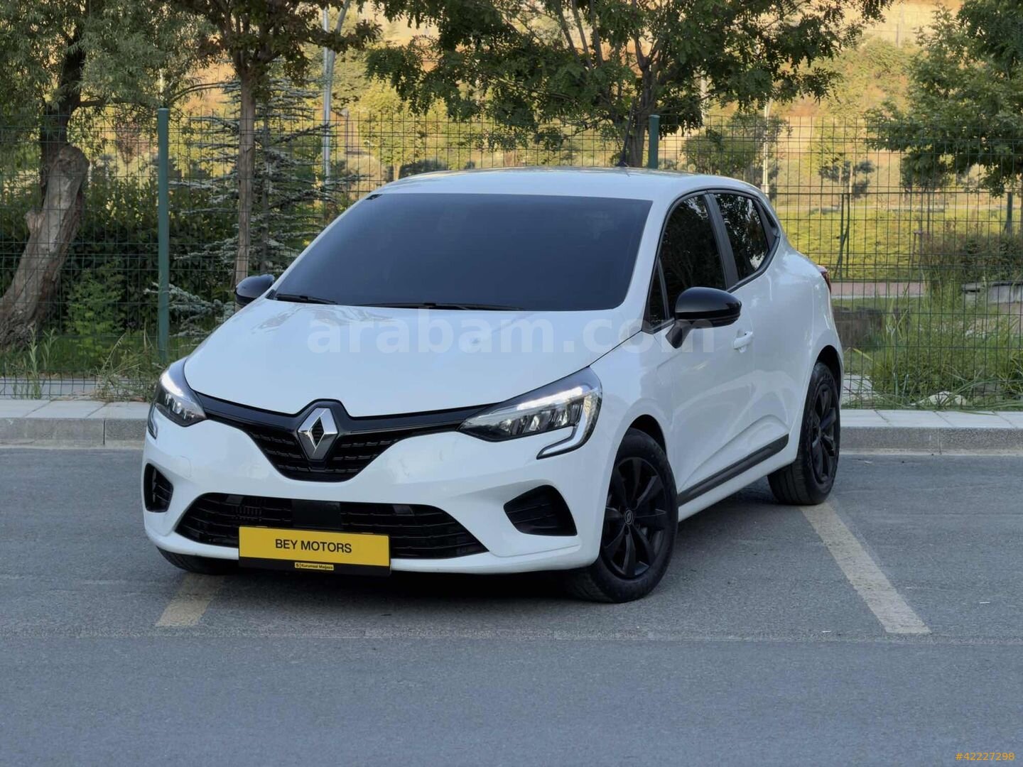 Galeriden Renault Clio 1.0 TCe Joy 2023 Model İstanbul 100.000 km Beyaz 2