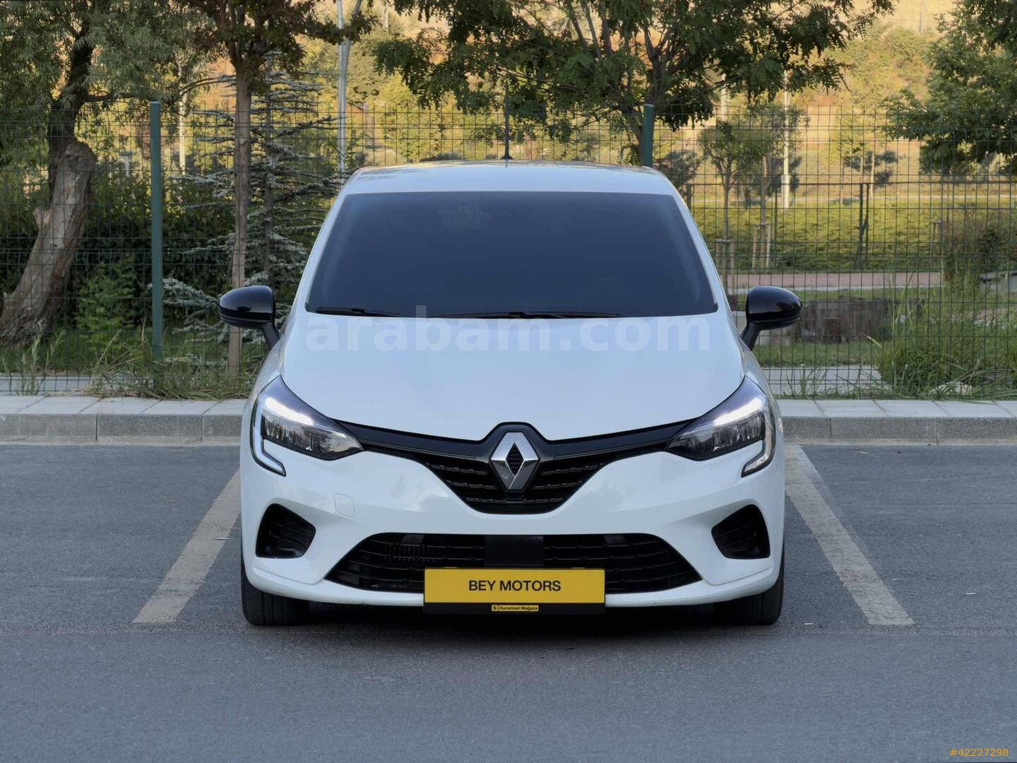 Galeriden Renault Clio 1.0 TCe Joy 2023 Model İstanbul 100.000 km Beyaz 5