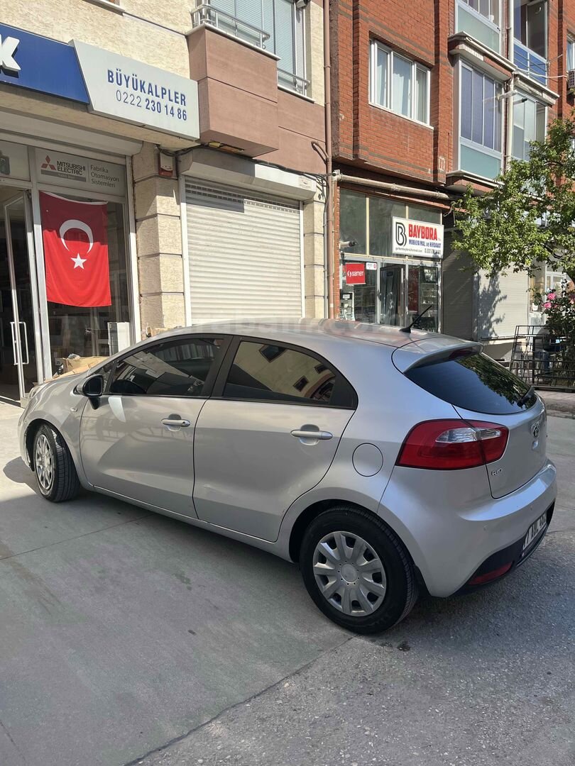 Sahibinden Kia Rio 1.4 CRDi Natty 2013 Model Eskişehir 211.000 km Gri (Gümüş) 3