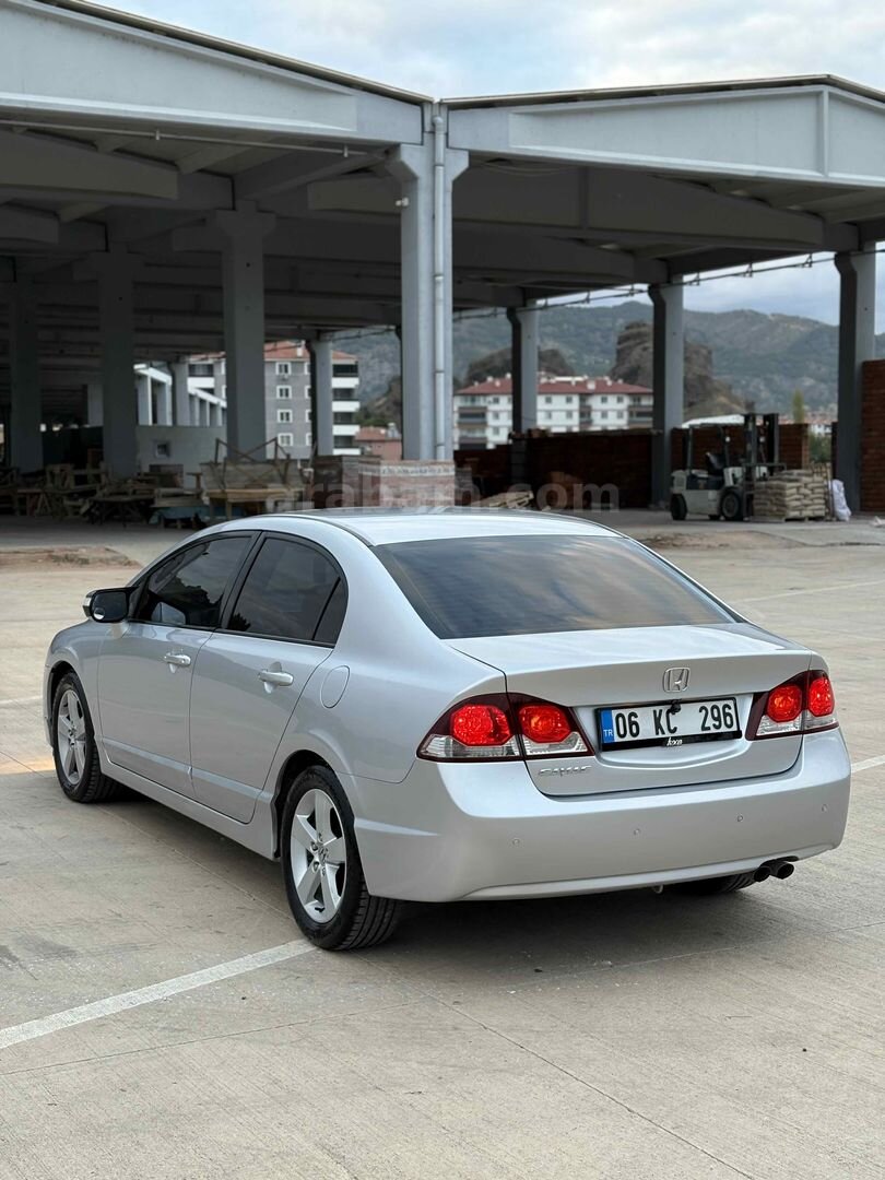 Sahibinden Honda Civic 1.6i VTEC Premium 2009 Model Çorum 193.000 km Gri (Gümüş) 4