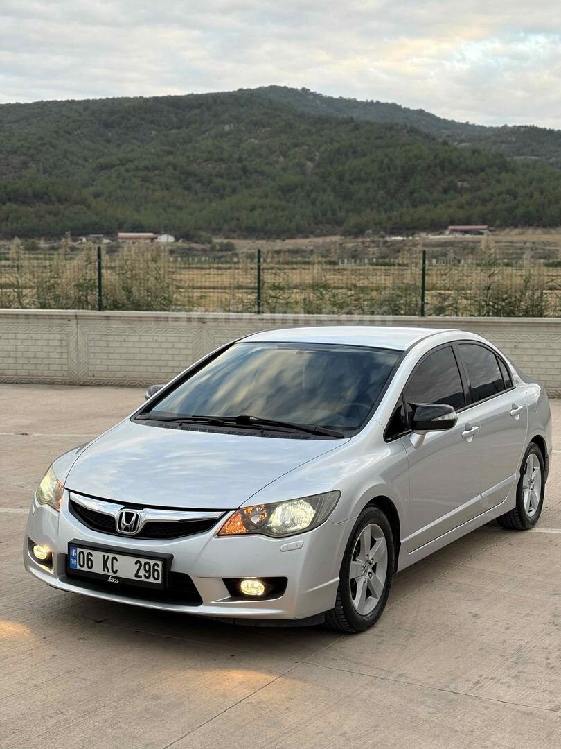 Sahibinden Honda Civic 1.6i VTEC Premium 2009 Model Çorum 193.000 km Gri (Gümüş) 3