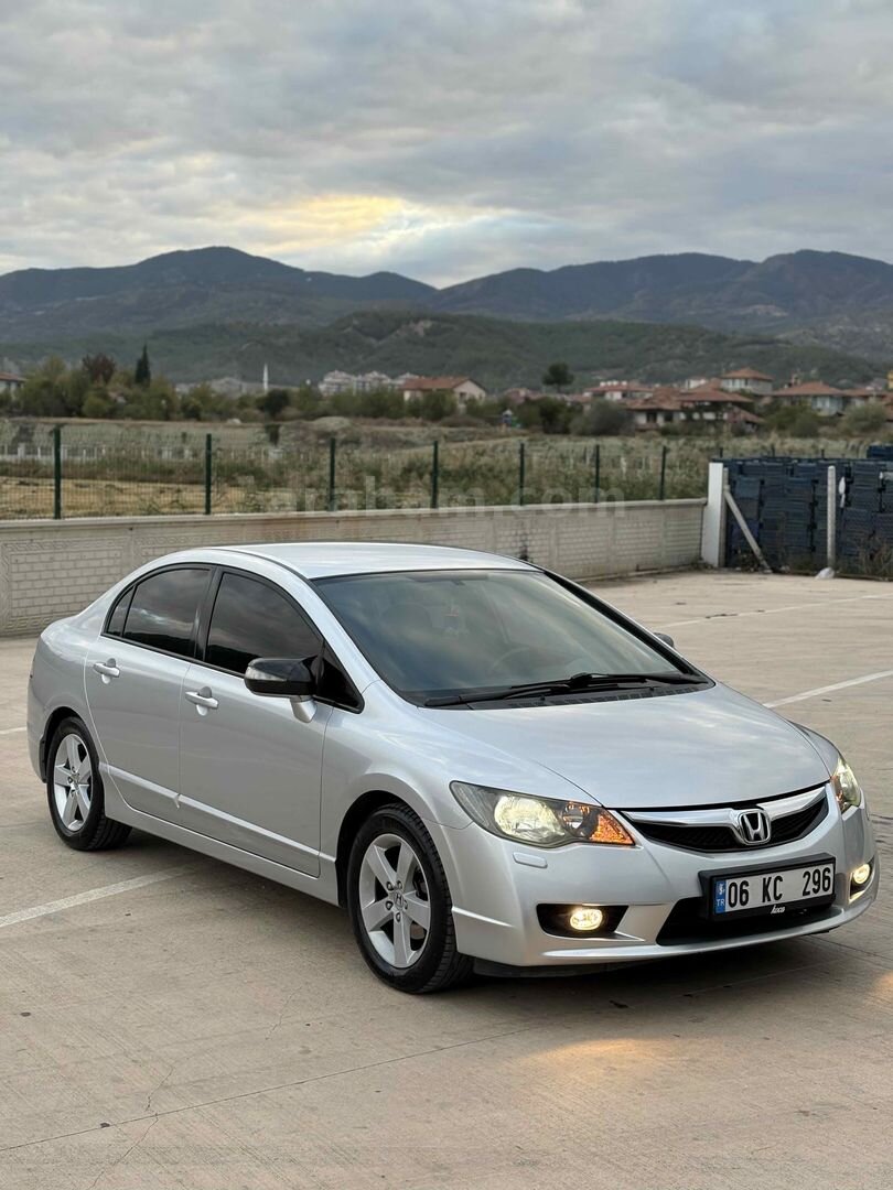 Sahibinden Honda Civic 1.6i VTEC Premium 2009 Model Çorum 193.000 km Gri (Gümüş) 1