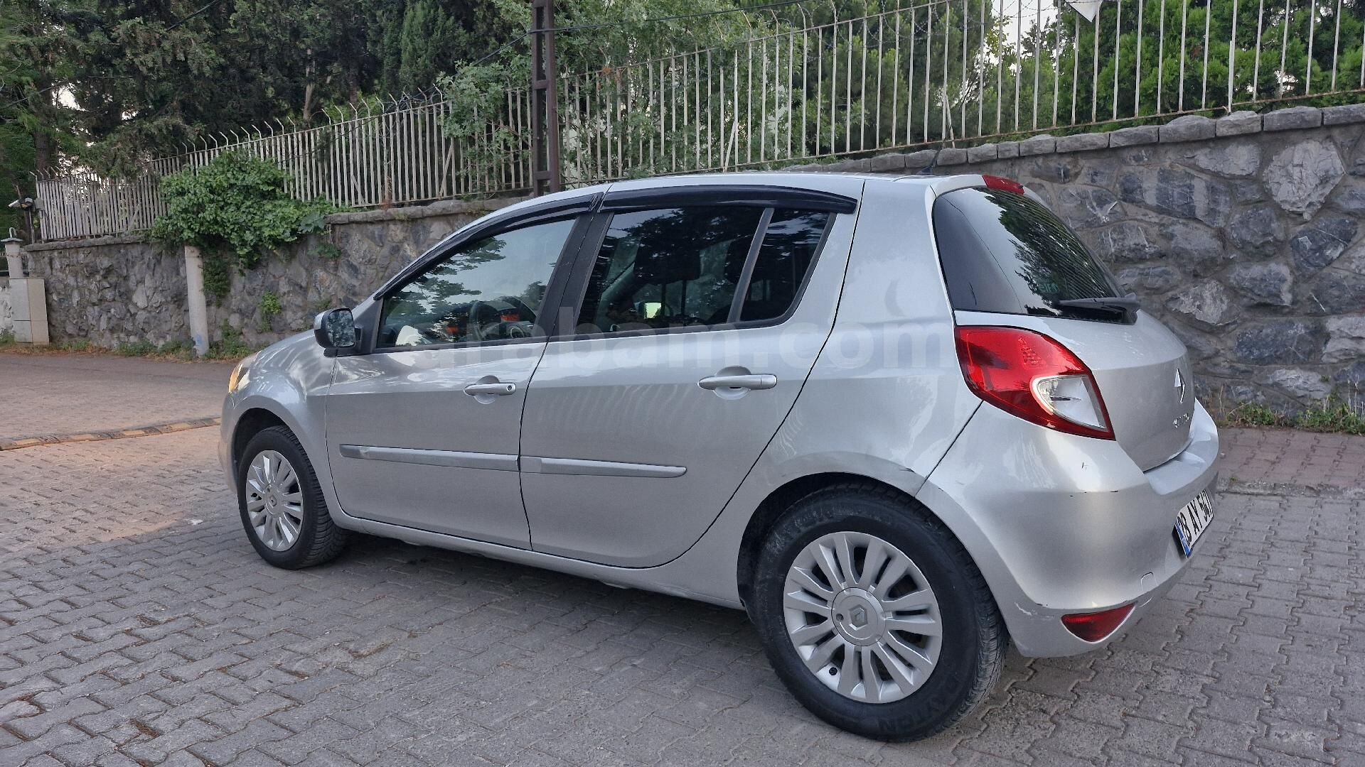 Galeriden Renault Clio 1.4 Dynamique 2010 Model İstanbul 194.922 km Gri 4