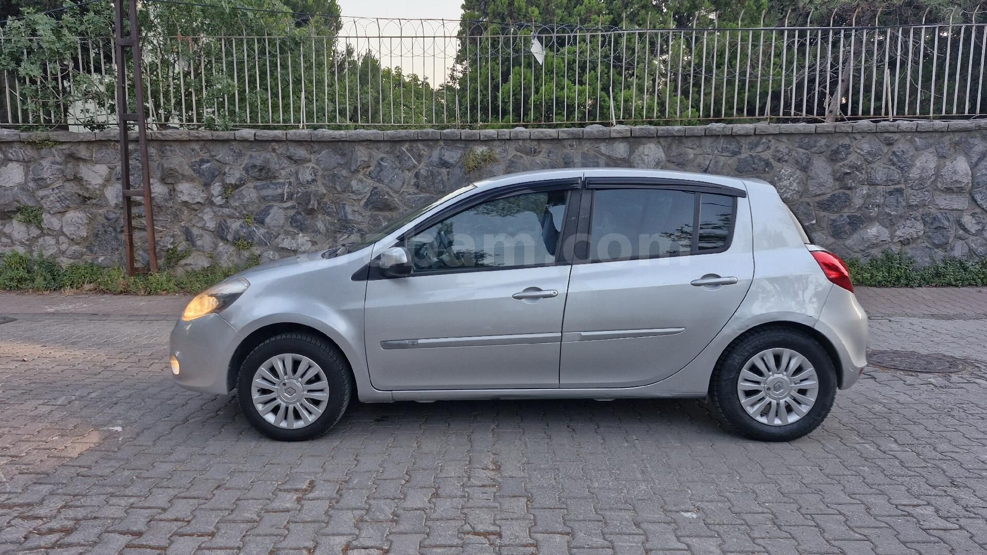 Galeriden Renault Clio 1.4 Dynamique 2010 Model İstanbul 194.922 km Gri 3