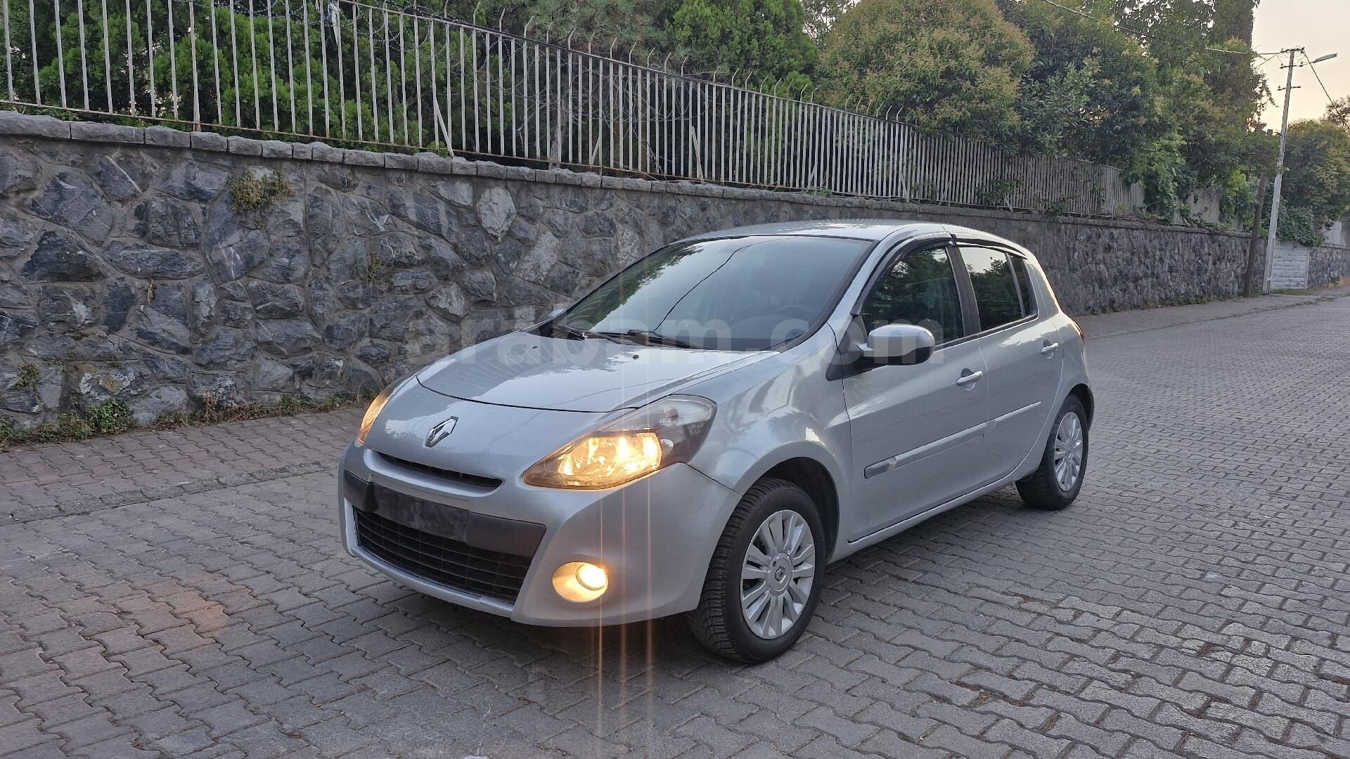 Galeriden Renault Clio 1.4 Dynamique 2010 Model İstanbul 194.922 km Gri 2