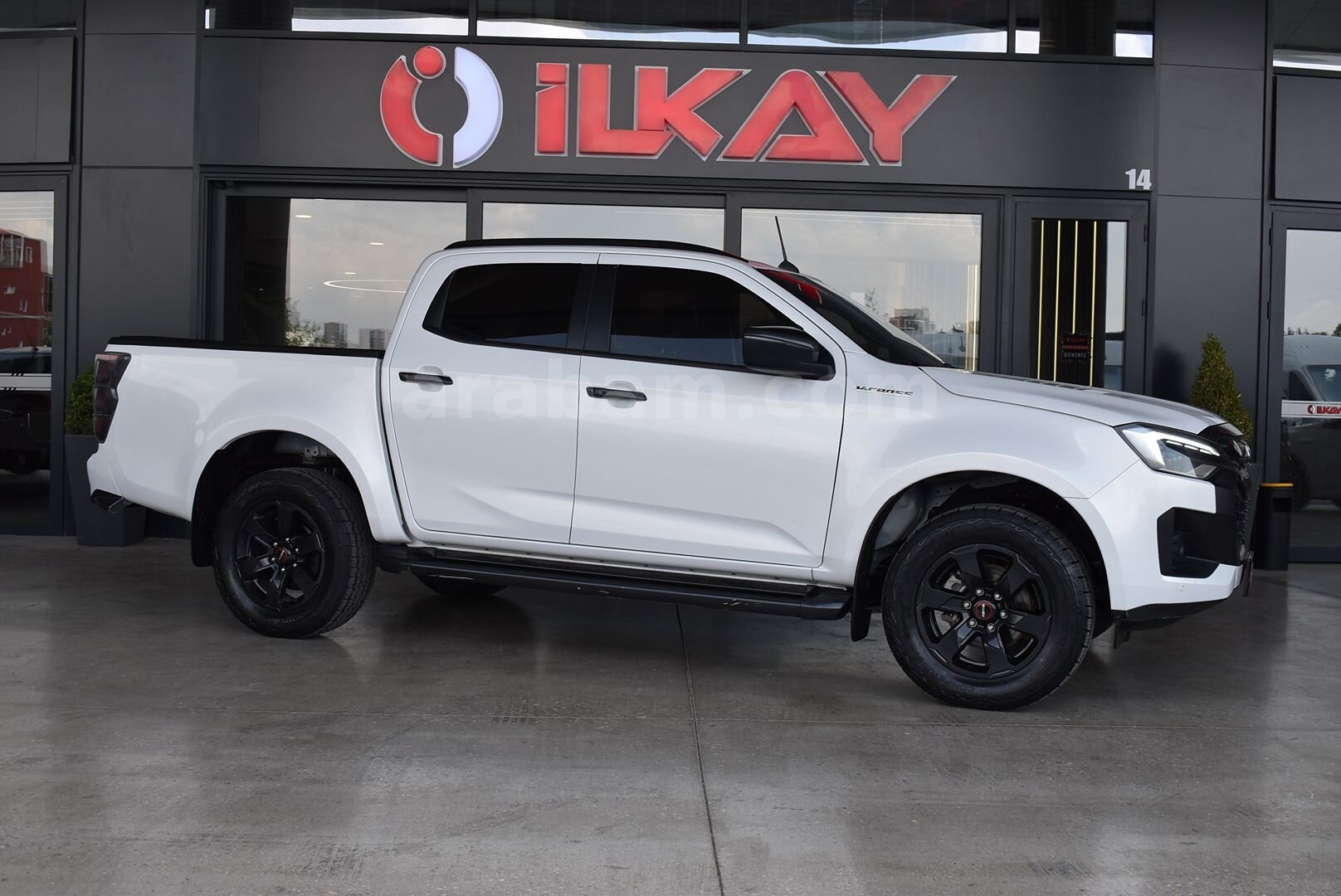 Galeriden Isuzu D-Max 1.9 D 4x4 V-Cross 2024 Model Ankara 72.000 km Beyaz 3