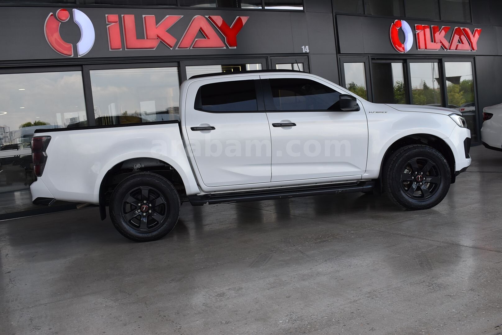 Galeriden Isuzu D-Max 1.9 D 4x4 V-Cross 2024 Model Ankara 72.000 km Beyaz 4