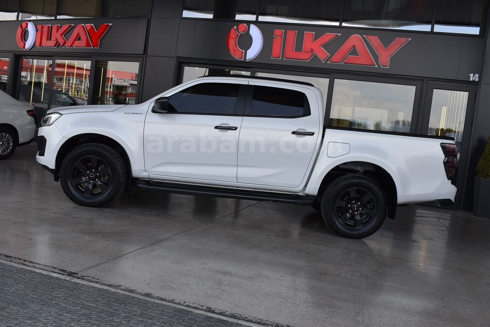 Galeriden Isuzu D-Max 1.9 D 4x4 V-Cross 2024 Model Ankara 72.000 km Beyaz 2