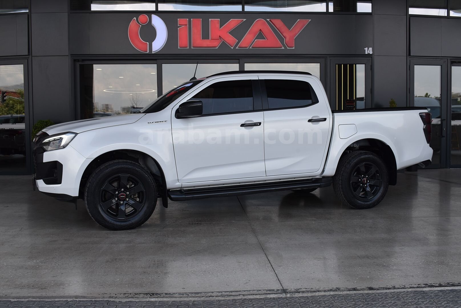 Galeriden Isuzu D-Max 1.9 D 4x4 V-Cross 2024 Model Ankara 72.000 km Beyaz 1