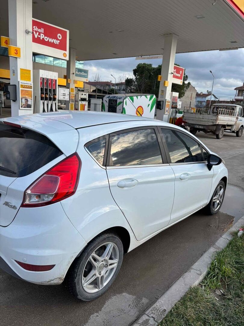 Sahibinden Ford Fiesta 1.25 My 2013 Model Balıkesir 120.000 km Beyaz 4