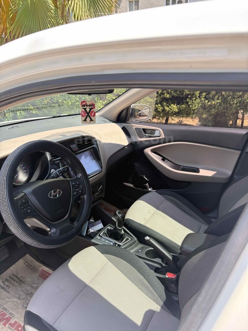 Sahibinden Hyundai i20 1.4 MPI Style 2017 Model Antalya 163.000 km Beyaz 4