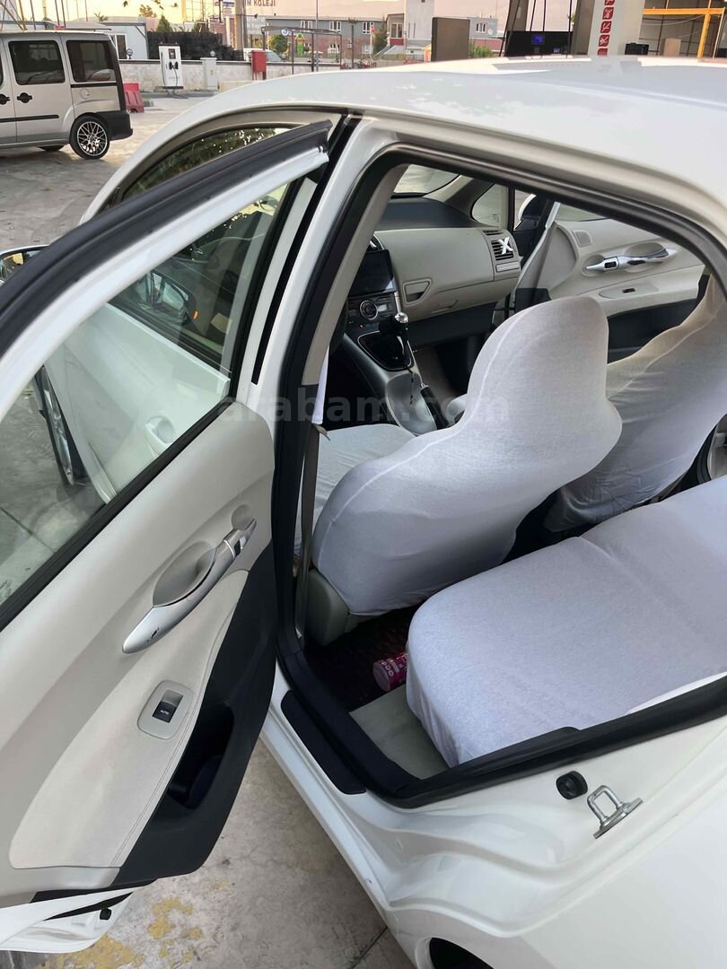Sahibinden Toyota Auris 1.4 D-4D Comfort Extra 2012 Model İzmir 119.000 km Beyaz 6