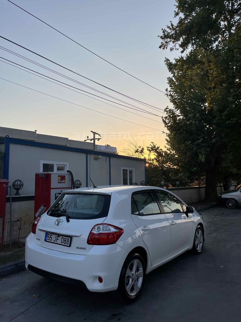 Sahibinden Toyota Auris 1.4 D-4D Comfort Extra 2012 Model İzmir 119.000 km Beyaz 3