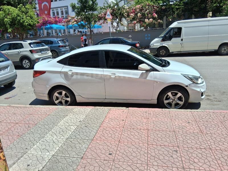Sahibinden Hyundai Accent Blue 1.4 CVVT Mode Plus 2013 Model Mersin 335.000 km Beyaz