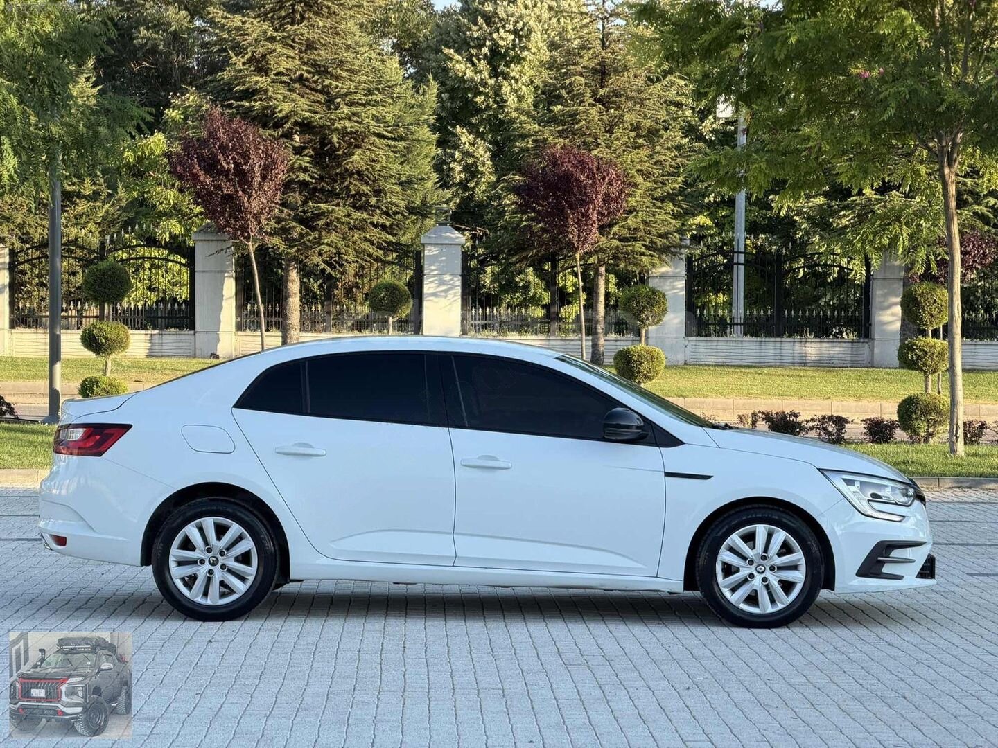 Galeriden Renault Megane 1.3 TCe Joy 2022 Model Eskişehir 177.000 km Beyaz 4