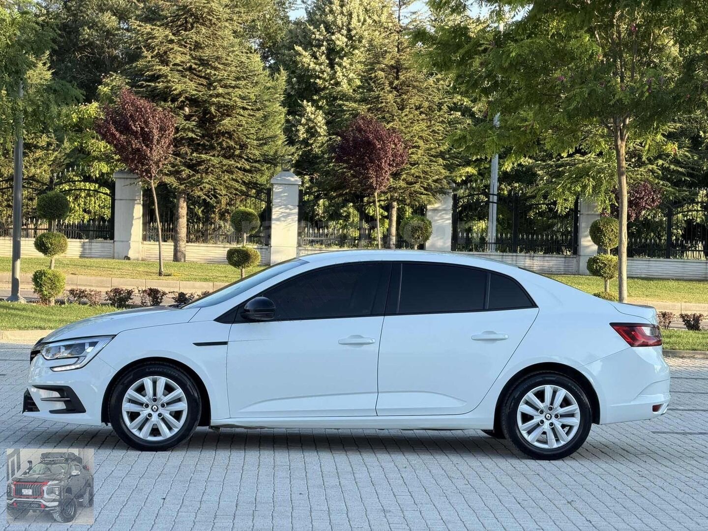 Galeriden Renault Megane 1.3 TCe Joy 2022 Model Eskişehir 177.000 km Beyaz 3