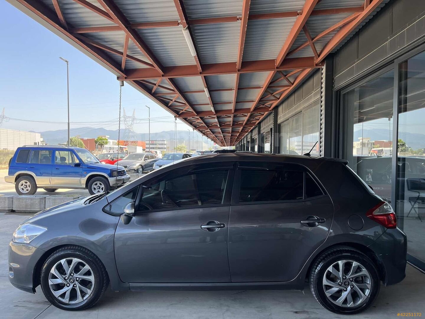 Galeriden Toyota Auris 1.4 D-4D Comfort Extra 2011 Model Sakarya 284.000 km Füme 4