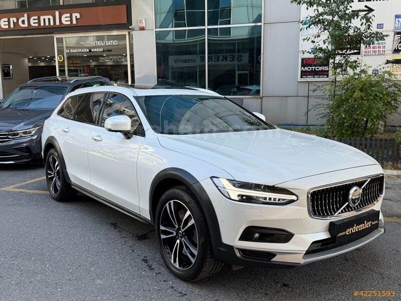 Galeriden Volvo V90 Cross Country 2.0 B5 Pro 2020 Model İstanbul 165.000 km Beyaz