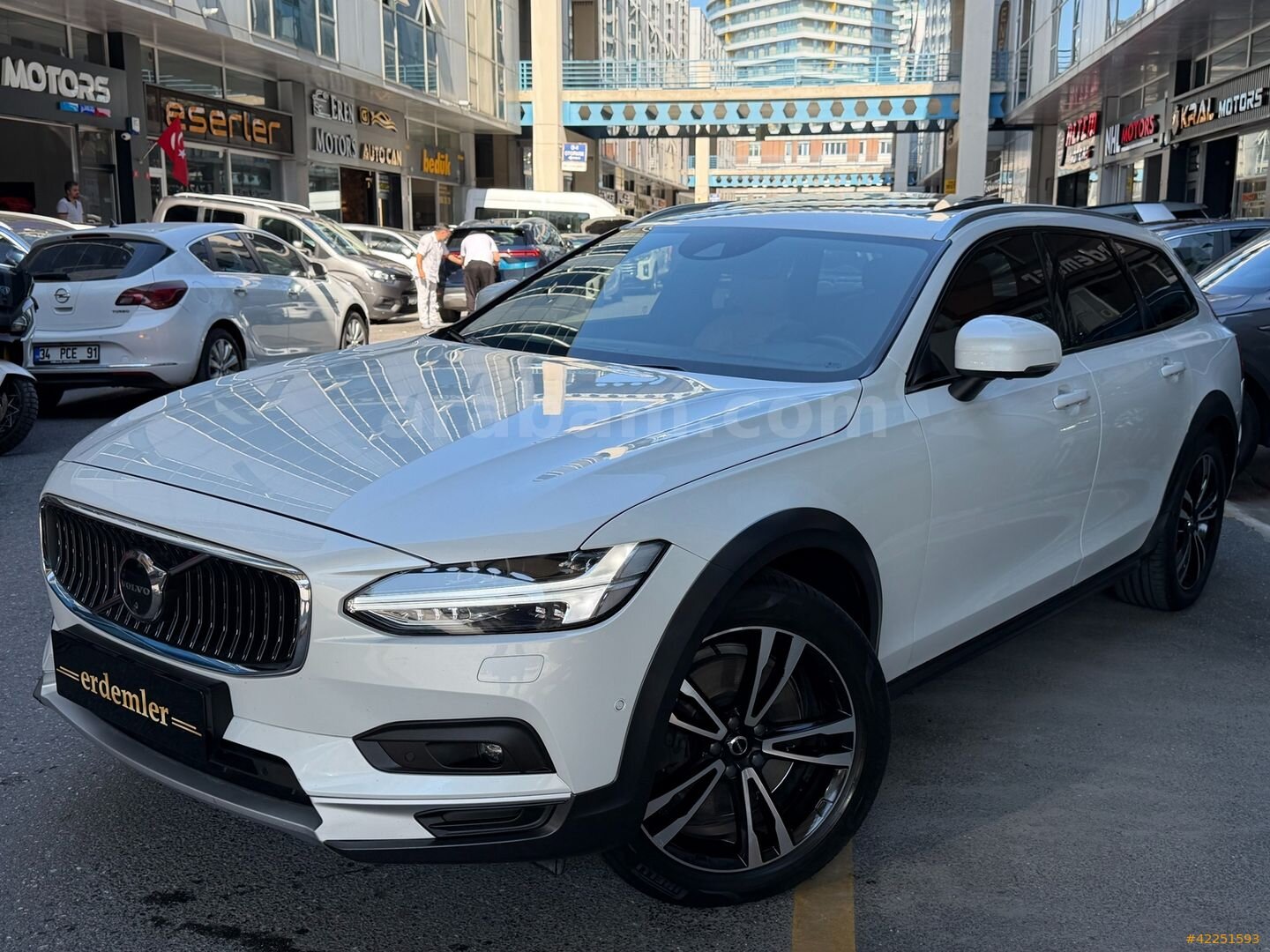Galeriden Volvo V90 Cross Country 2.0 B5 Pro 2020 Model İstanbul 165.000 km Beyaz 4
