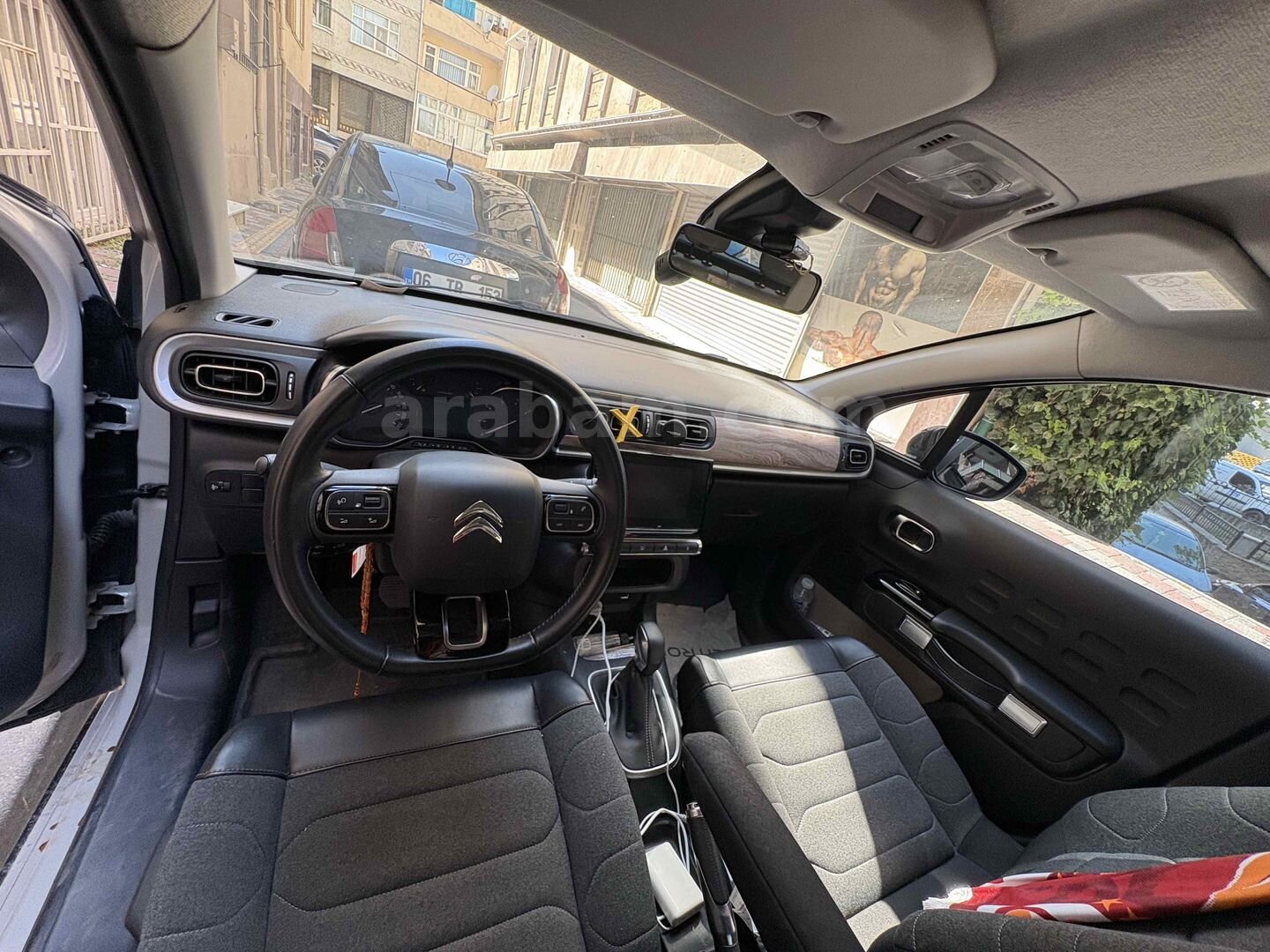 Sahibinden Citroen C3 1.2 PureTech Feel Bold 2024 Model İstanbul 35.000 km Bej 3