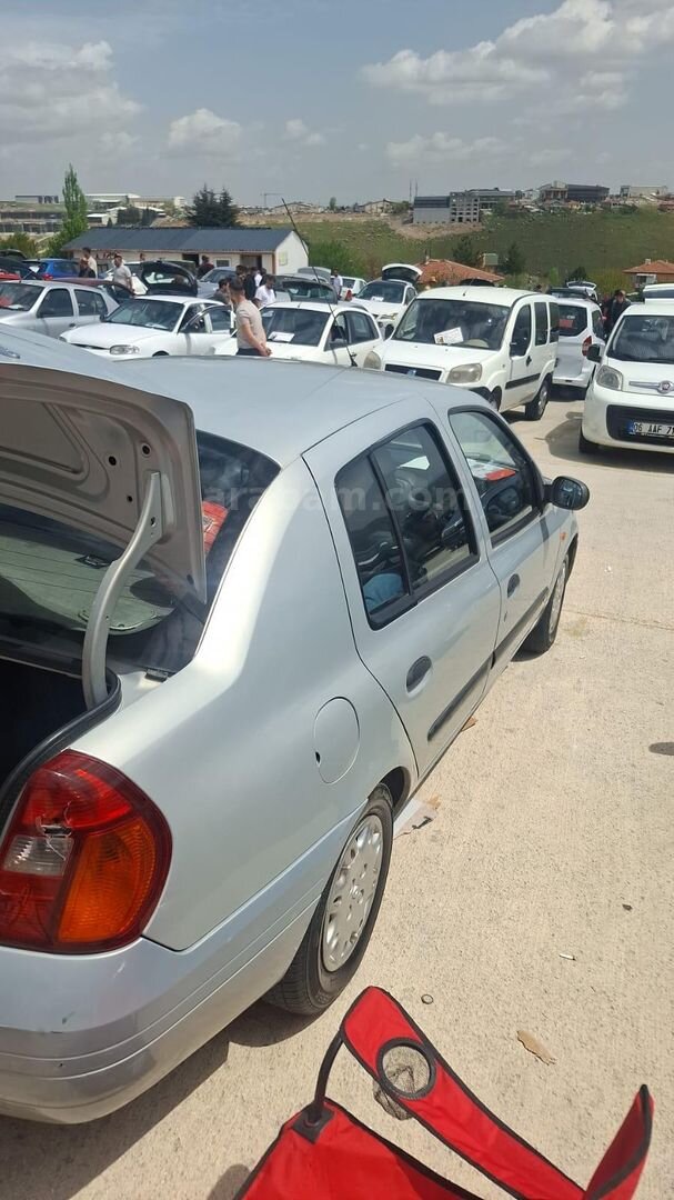 Sahibinden Renault Clio 1.4 RNA 2001 Model Ankara 240.000 km Gri (Gümüş) 3