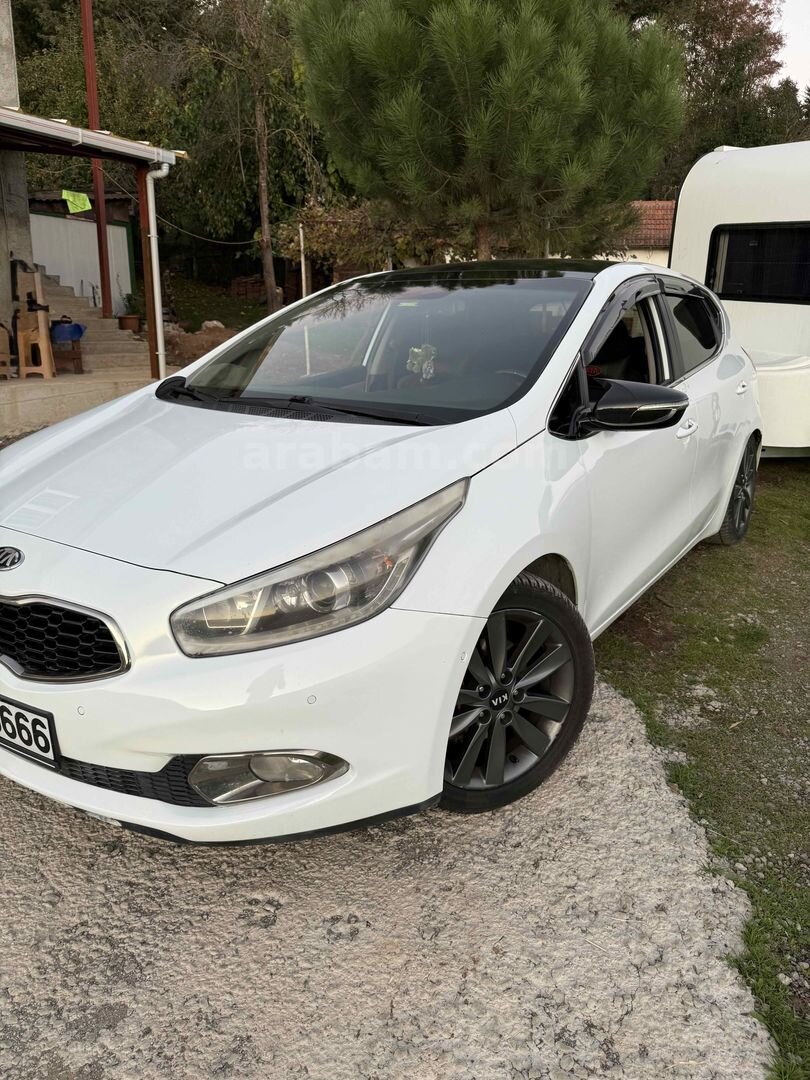 Sahibinden Kia Ceed 1.6 CRDi Premium 2012 Model İstanbul 233.000 km Beyaz 2
