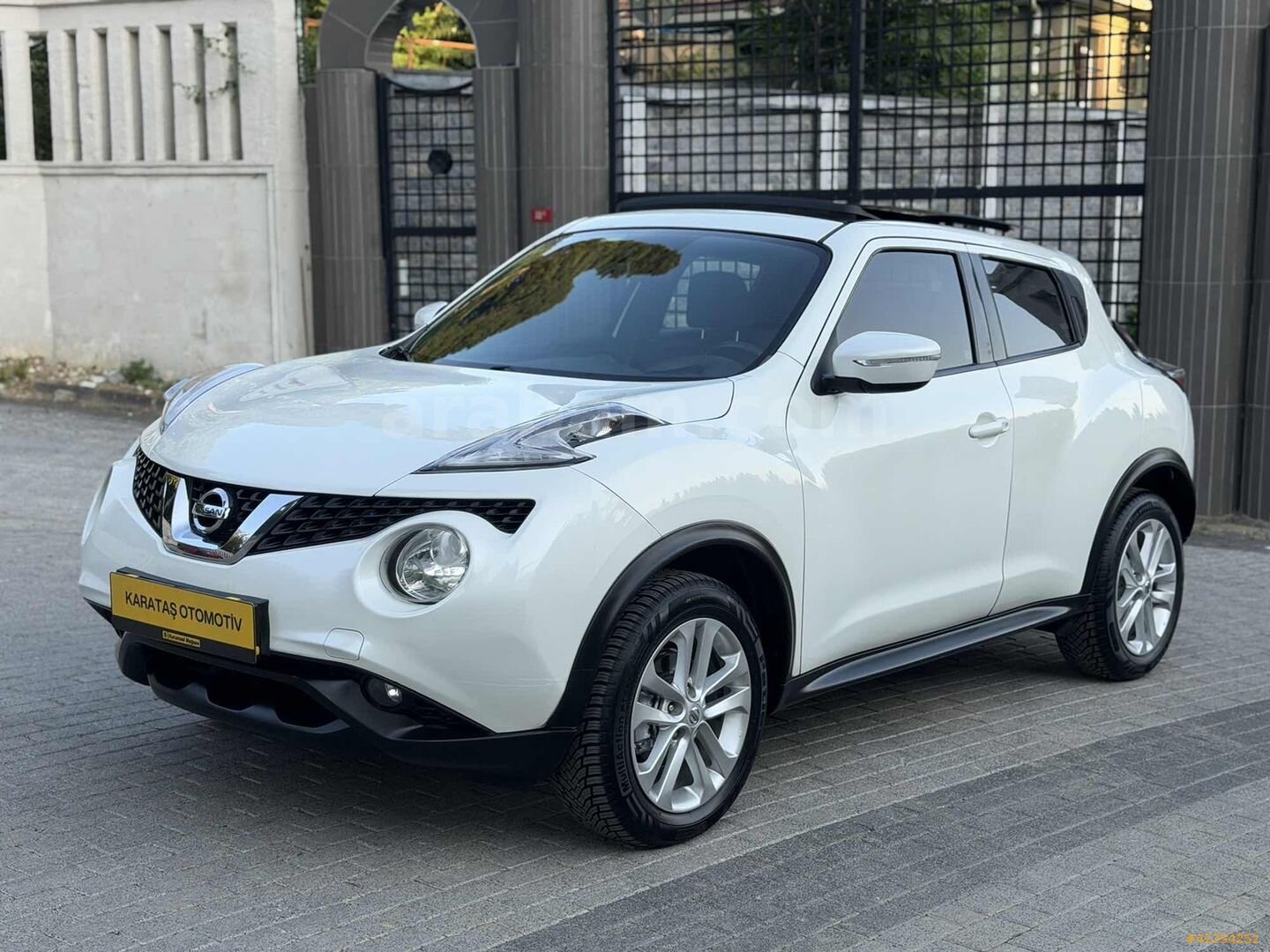 Galeriden Nissan Juke 1.6 Skypack 2015 Model İstanbul 71.000 km Beyaz 1