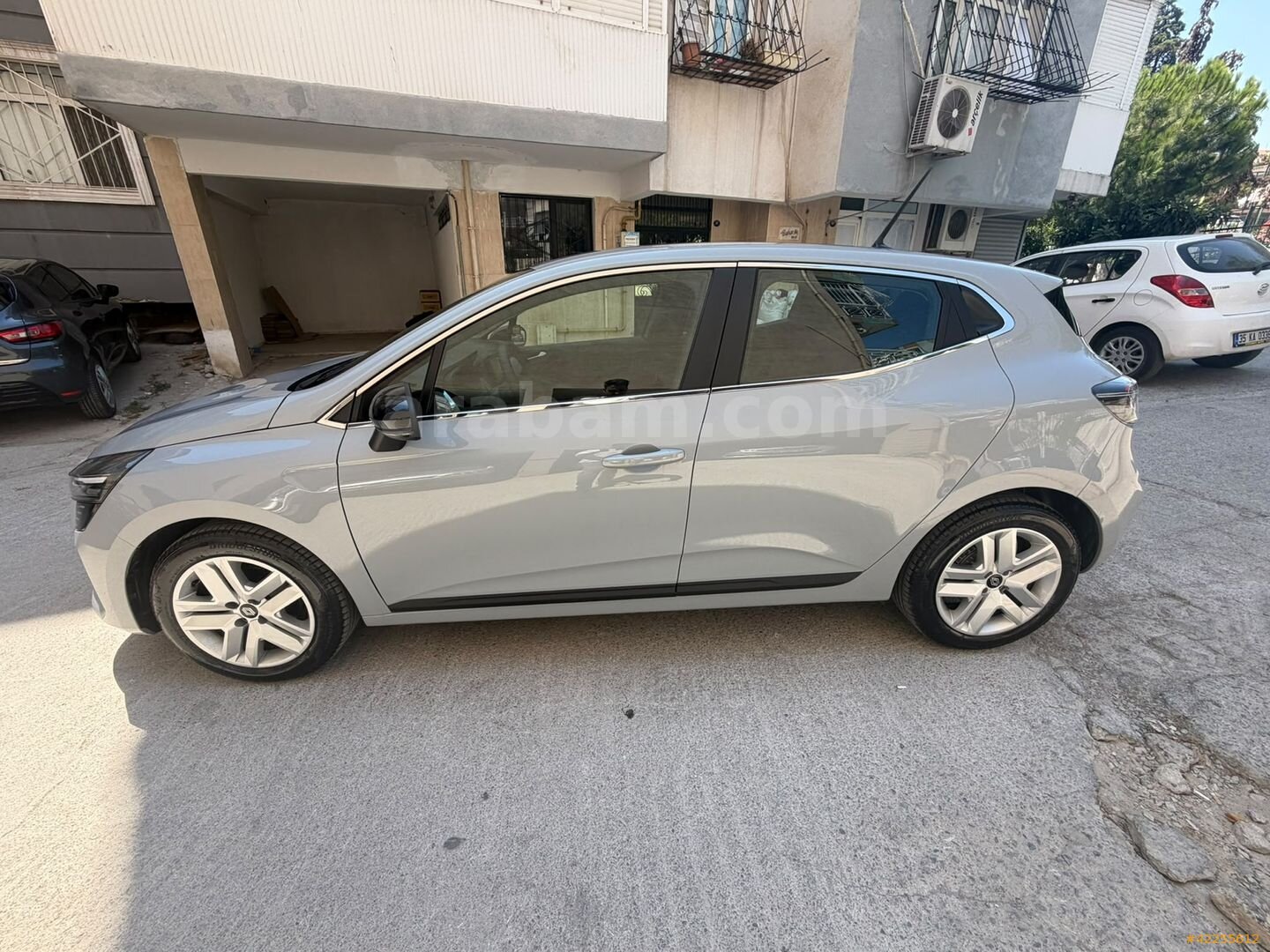 Galeriden Renault Clio 1.0 TCe Evolution 2025 Model İzmir 6.001 km Gri 4
