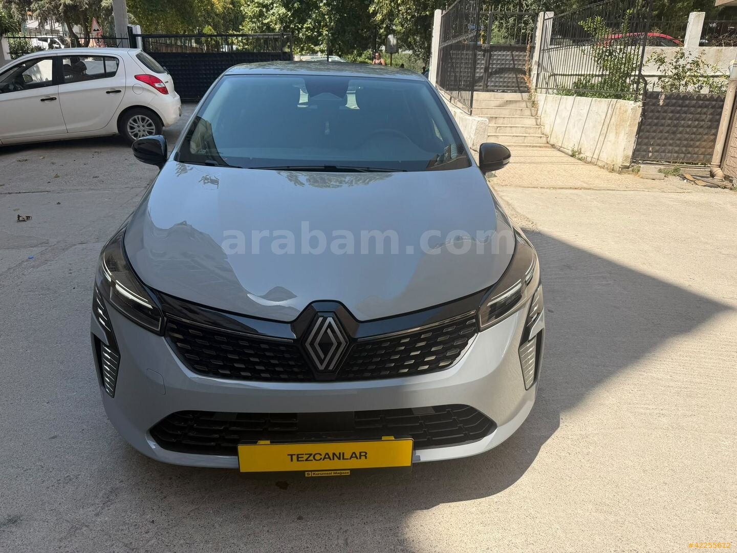 Galeriden Renault Clio 1.0 TCe Evolution 2025 Model İzmir 6.001 km Gri 1