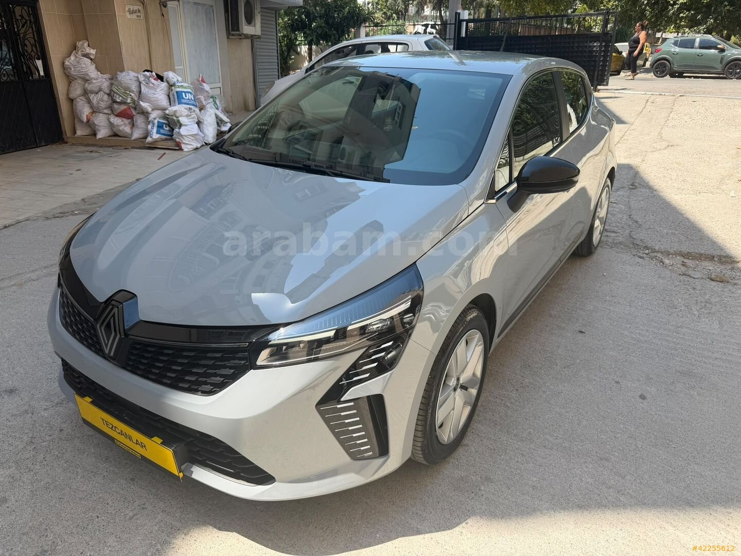 Galeriden Renault Clio 1.0 TCe Evolution 2025 Model İzmir 6.001 km Gri 3