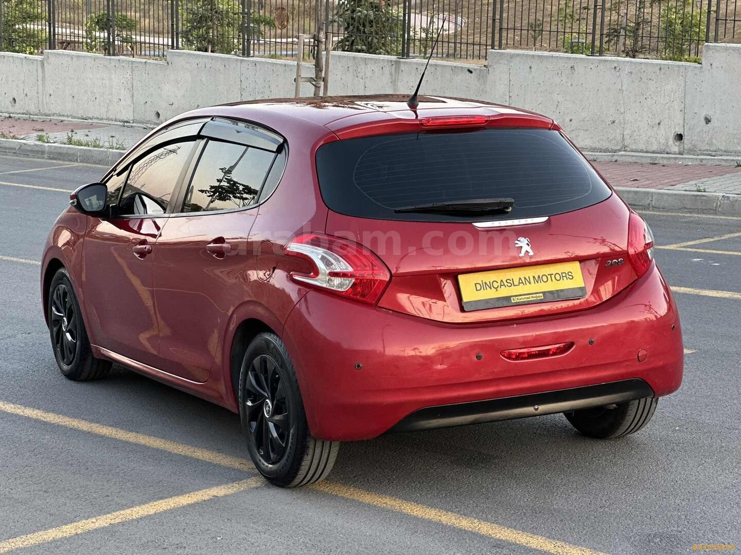 Galeriden Peugeot 208 1.2 VTi Active 2014 Model İstanbul 135.000 km Kırmızı 2
